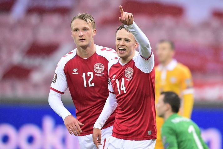 Mikkel Damsgaard og Kasper Dolberg fagna einu af átta mörkum Dana í risasigrinum á Moldóvu.