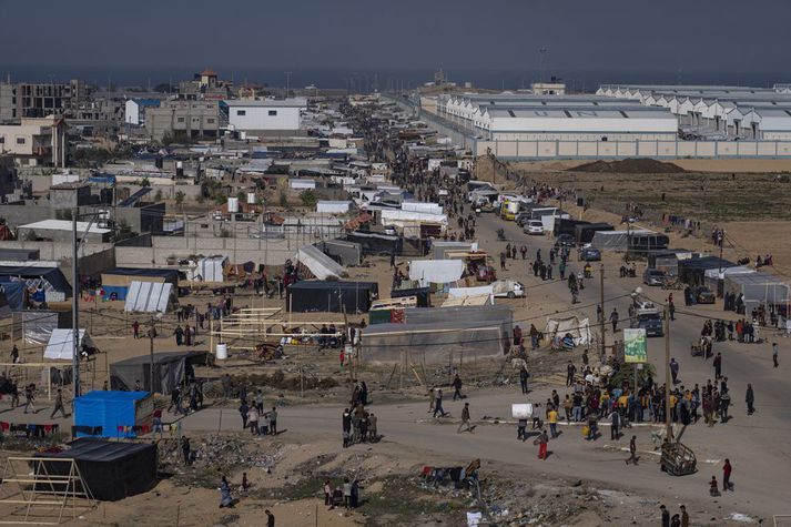 Þúsundir Palestínumanna hafa flúið suður til Rafah eftir að Ísraelsmenn réðust inn á Gasa. Nú sækir herinn suður.