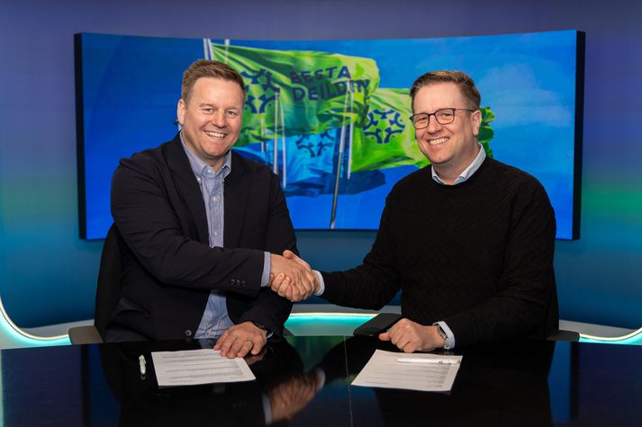 Birgir Jóhannsson og Eiríkur Stefán Ásgeirsson handasala hér samninginn.