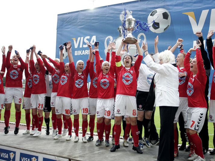 Katrín Jónsdóttir, fyrirliði Vals, lyftir hér bikarnum.
