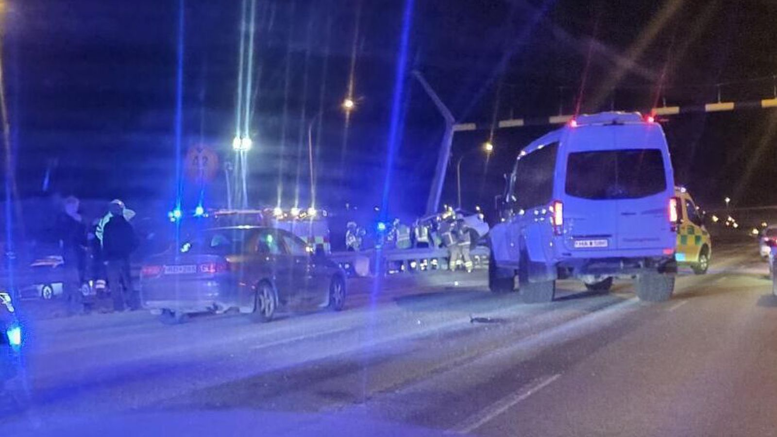 Slys á Miklu­braut: Bíll hafnaði á vegriði