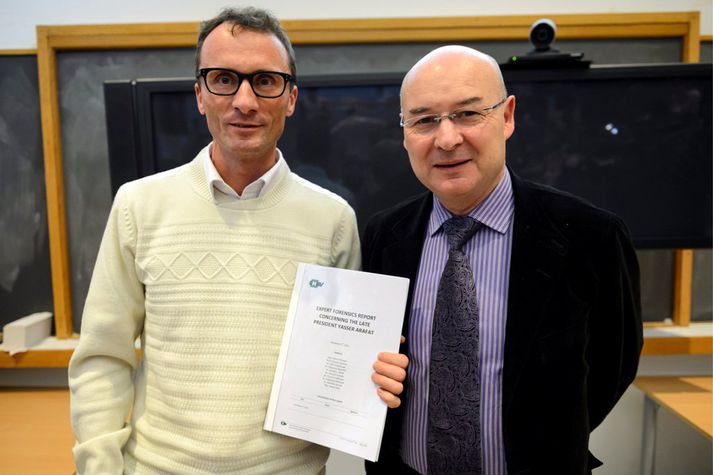 Svissnesku prófessorarnir Francois Bochud og Patrice Mangin með skýrslu sína um Arafat.