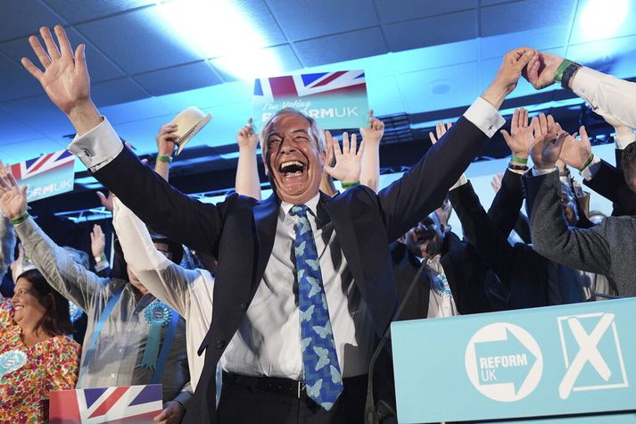Nigel Farage fagnaði í gærkvöldi eftir að niðurstöður aukakosninganna Runcorn og Helsby lágu fyrir.