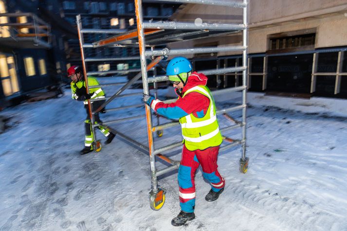 Björgunarsveitarmenn að störfum í Vesturbænum í gær.