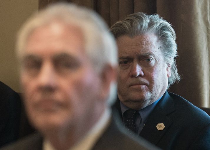 Stephen Bannon (t.h.) hefur heitið því að verja Trump og herja á þá sem hann telur andstæðinga popúlískrar þjóðernisstefnu hans.