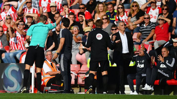 Jose Mourinho var rekinn upp í stúku í leik Southampton og Manchester United á síðasta tímabili. Hann þarf að passa sig enn frekar á hliðarlínunni í vetur