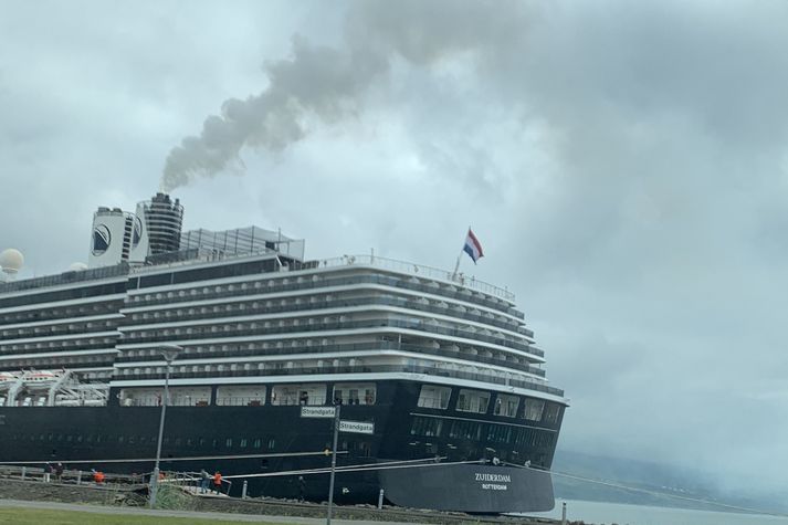 Skemmitferðaskipið heitir MS Zuiderdam og er hollenskt. 