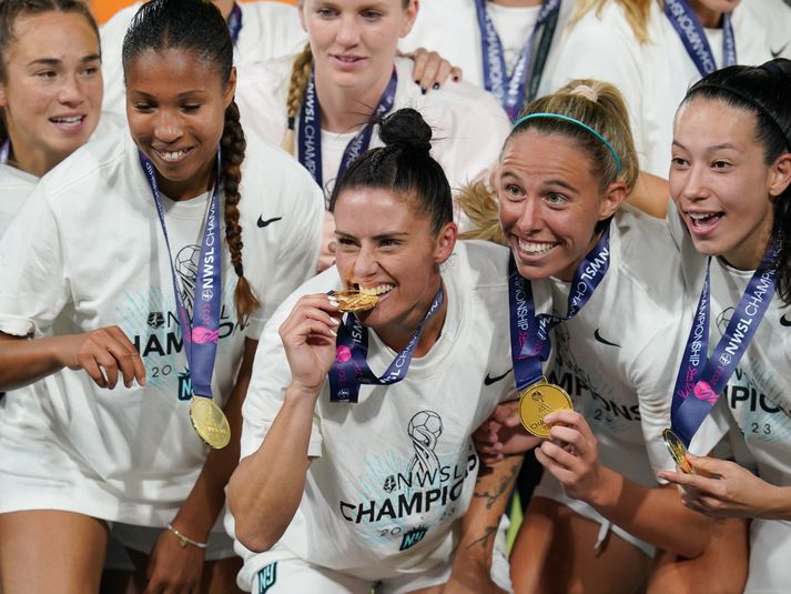 Ali Krieger sem hér sést fyrir miðju vann bandaríska meistaratitilinn í sínum síðasta leik.