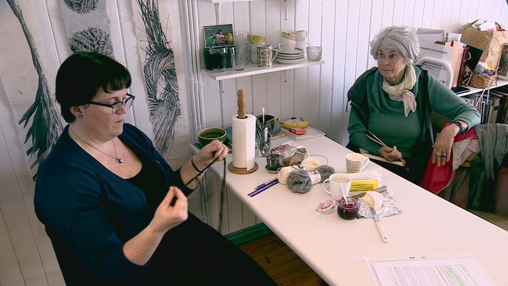 Margrét Jónsdóttir og Hildur Hákonardóttir í gamla samkomuhúsinu Þingborg, sem tekið var í notkun árið 1927.