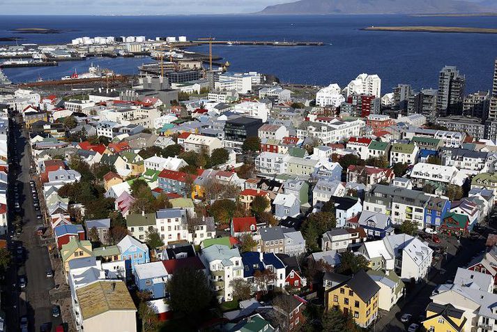 Íbúðaverð á landinu hækkaði um 0,86% að nafnvirði og 0,3% að raunvirði milli maí og júní samkvæmt nýlegum tölum Hagstofunnar. Hefur húsnæðisverð þá hækkað um 3,4% á þriðja ársfjórðungi og raunverðið um 2,7%. Þetta kemur fram í morgunkorni Íslandsbanka.

