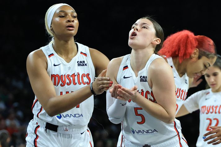 Jade Melbourne missti úr sér tönn eftir að hafa fengið vænt olnbogaskot frá leikmanni Las Vegas Aces.
