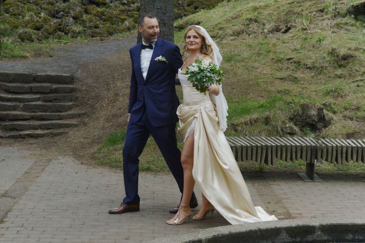 Christoph Sündermann og Tinna Empera giftu sig í Hellisgerði á dögunum.