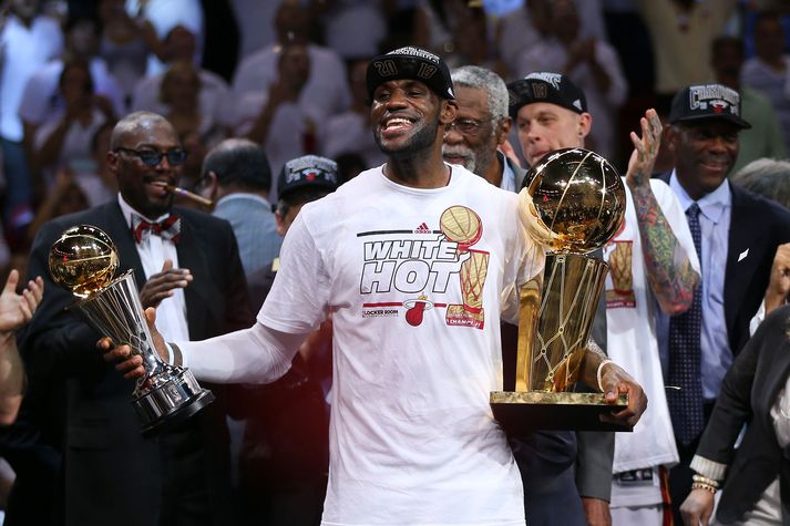 LeBron James vann tvo meistaratitla með Miami Heat og nú halda margir að hann ætli að snúa þangað aftur.