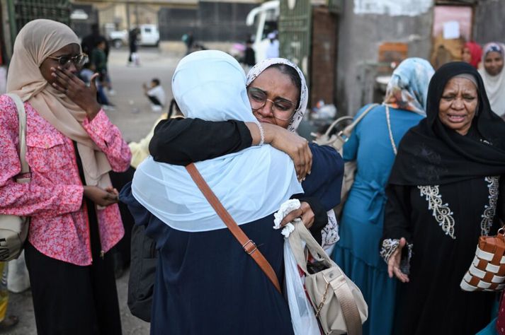 Súdanskir flóttamenn í Egyptalandi snúa aftur heim eftir að herinn í Súdan tók völd. Myndin er tekin af flóttakonum í Kaíró á söfnunarstað áður en þeir héldu aftur heim sjálfviljugar þann 12. apríl. 