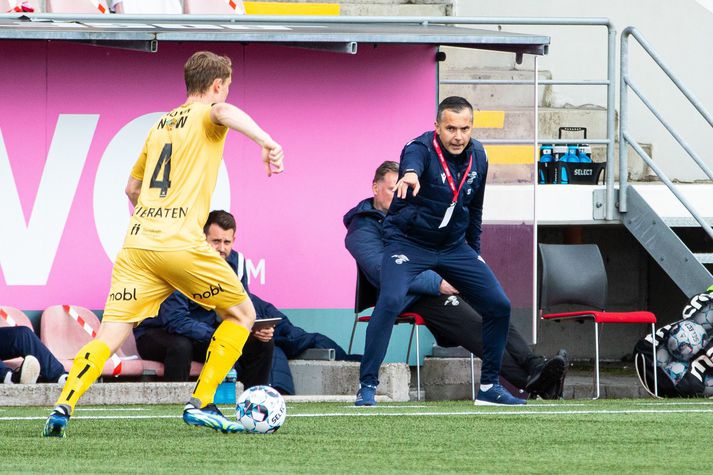 Túfa á hliðarlínunni í leik Vals og Bodø/Glimt í forkeppni Sambandsdeildar Evrópu.