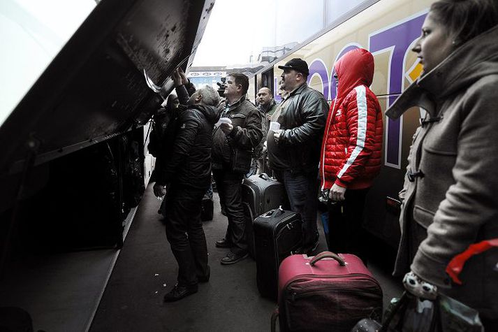 Í Sofíu, höfuðborg Búlgaríu, streymir fólk upp í langferðabifreiðar og er ferðinni hér heitið til London.