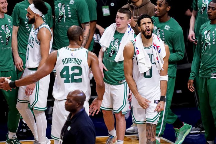 Jayson Tatum fagnar hér sigri Boston Celtics í nótt en hann þurfti að horfa á lokamínúturnar á bekknum eftir að hafa fengið sína sjöttu villu.