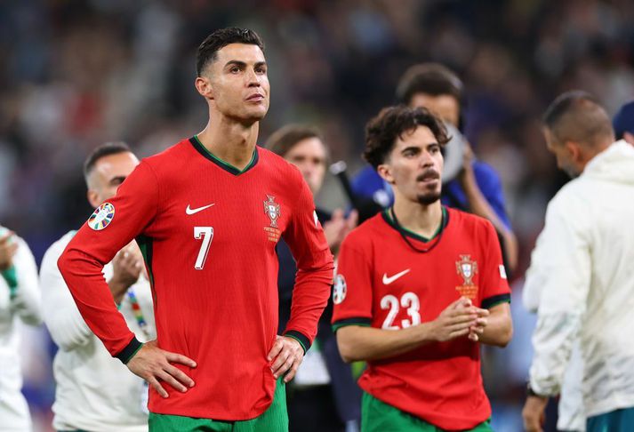 Cristiano Ronaldo hryggur eftir tapið gegn Frökkum í kvöld.