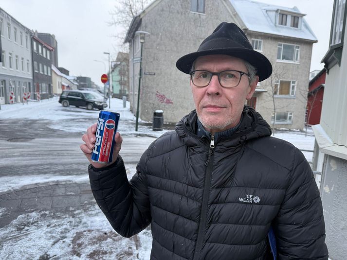 Óttar mætti að sjálfsögðu með einn bauk þegar hann hitti fréttamann og tökumann í miðbænum. 