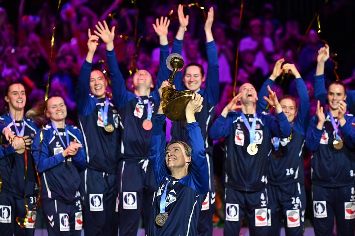 Katrine Lunde Haraldsen lyftir hér heimsmeistaratitlinum eftir síðasta landsleikinn sinn.