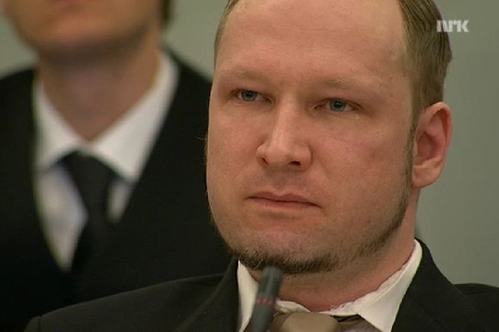 Breivik felldi tár í morgun. Hann var svo stoltur af myndbandi sem hann útbjó stuttu fyrir voðaverkin.