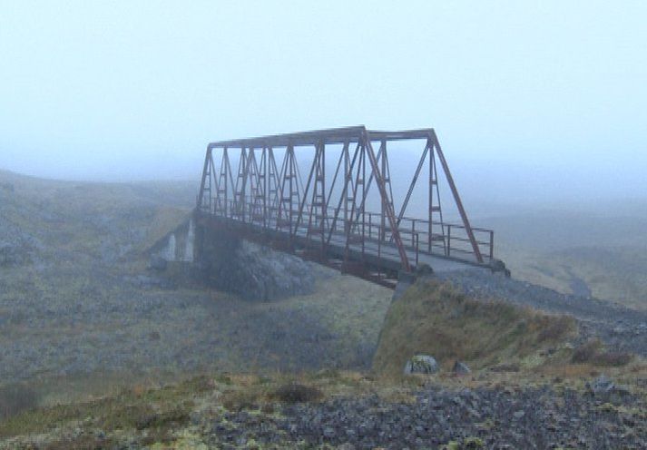 Brúin yfir Heinabergsvötn. Áin rann undir brúna í nokkra mánuði sumarið 1948 en hefur ekki sést síðan.