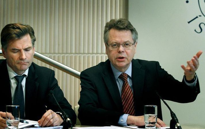 Arnór Sighvatsson aðstoðarseðlabankastjóri og Már Guðmundsson seðlabankastjóri. Már hefur ásamt fleirum nefnt að slitabú föllnu bankanna þurfi að færa krónueignir sínar niður um allt að 75 prósent. Nú er rætt um 100 prósent niðurfærslu.