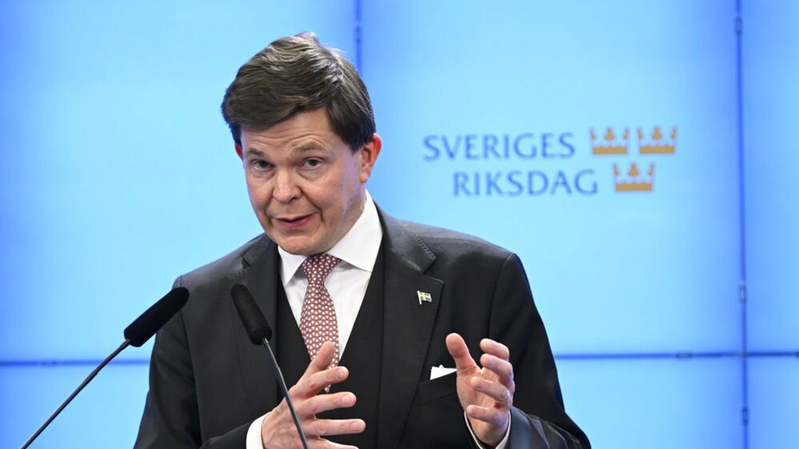 Norlén tekinn aftur við og boðar for­menn á fund