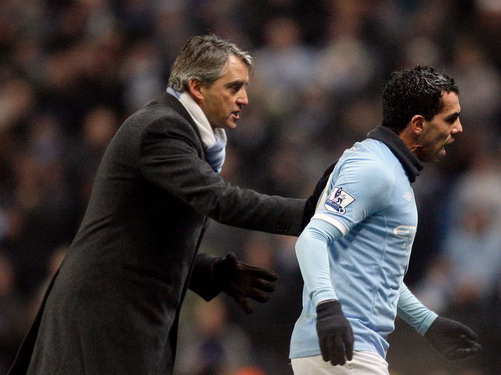 Carlos Tevez og Roberto Mancini á hiðarlínunni þegar Tevez var tekinn útaf um helgina.