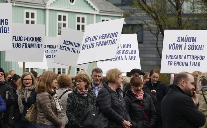 Gríðarleg reiði er meðal hjúkrunarfræðinga sem nú eru margir hverjir að velta því fyrir sér að finna starf utan landsteina.