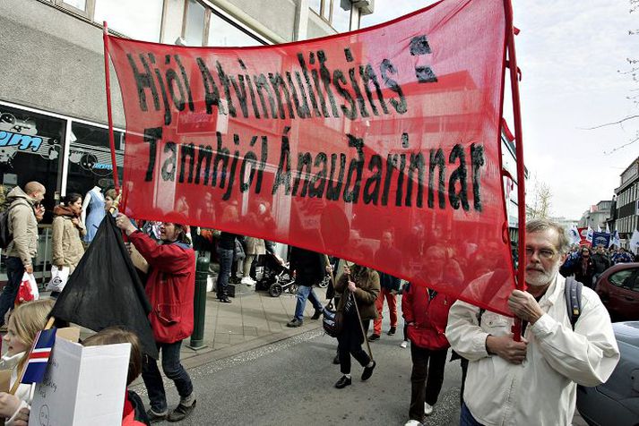 Á frídegi verkalýðsins. Gylfi bendir á að finnist félagsmönnum einstakra stéttarfélaga tekjuskipting óréttlát geta þeir freistast til þess að gera meiri kaupkröfur en ella óháð atvinnustigi og skeyti þá litlu um áhrif á verðbólgu.