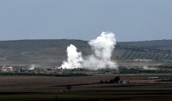 Reykur vegna loftárásar nærri Kobane í Sýrlandi.