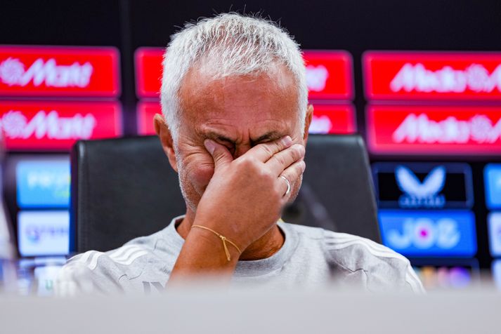 Jose Mourinho átti erfitt með sig í gær á blaðamannafundi fyrir Evrópuleik Fenerbahce á móti Feyenoord en leikurinn fer fram í kvöld.