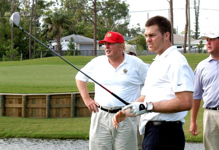 Félagarnir Brady og Trump saman í golfi.