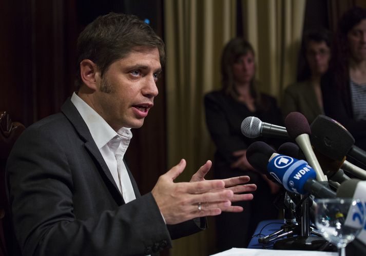 Efnahagsráðherra Argentínu, Axel Kicillof, talar á blaðamannafundi í gær.