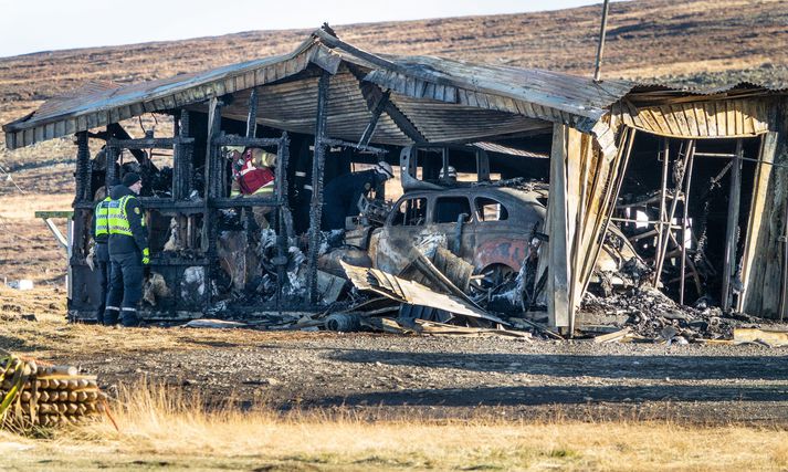 Lögregla og slökkvilið hafa verið á vettvangi í dag til að rannsaka eldsupptök.