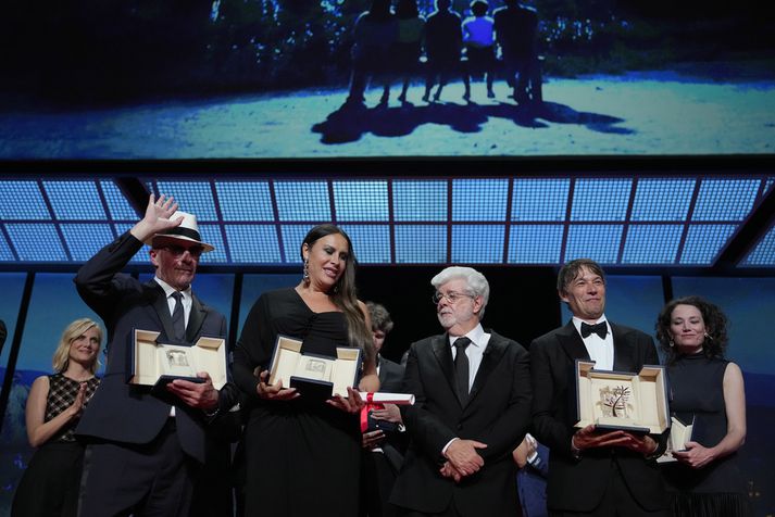 Frá vinstri standa Jacques Audiard, leikstjóri Emiliu Perez, Karla Sofia Gascon leikkonu, George Lucas sem hlaut heiðurspálma, Sean Baker sem vann gullpálmann í ár og Coralie Fargeat sem hlaut verðlaun fyrir besta handrit.