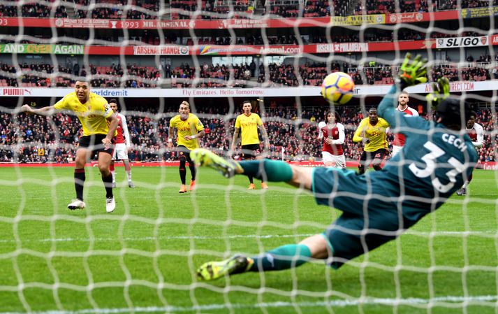 Cech tókst loksins að verja víti í búningi Arsenal í gær.