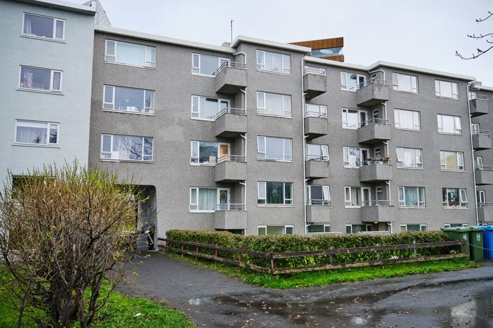 Manninum var kastað fram af svölum í túnunum. Myndin er úr safni.