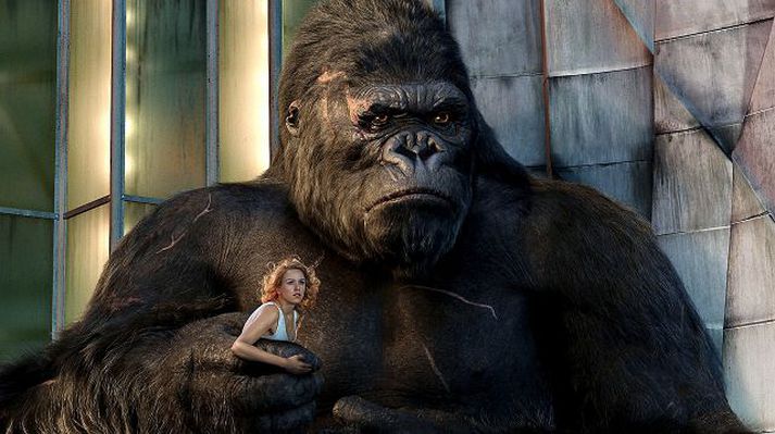 King Kong og Ann. Það er ekkert grín þegar risagórillann King Kong sleppur laus í New York.  Naomi Watts og Andy Serkis í hlutverkum sínum.