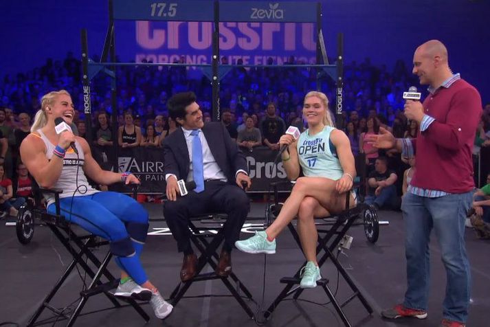 Íslensku CrossFit drottningarnar Sara Sigmundsdóttir og Katrín Tanja Davíðsdóttir ræða hér málin eftir að keppninni var lokið. Á milli þeirra er Dave Castro.