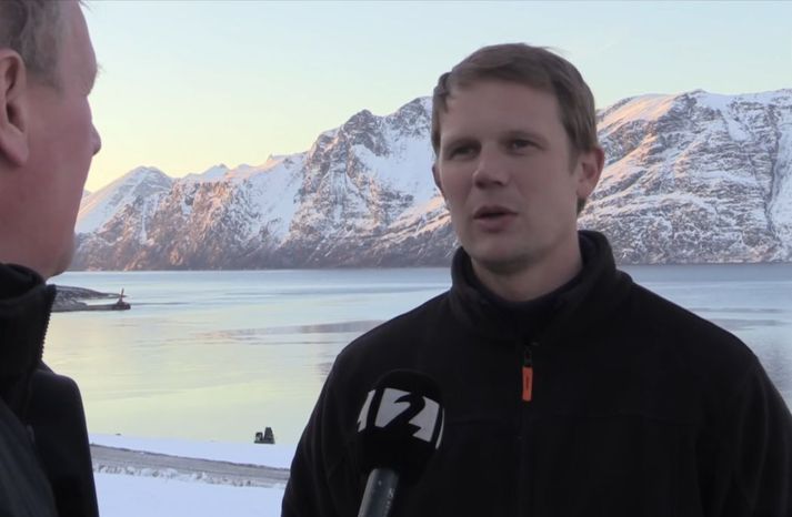 Eldur Ólafsson, stofnandi og forstjóri Amaroq-málmvinnslufélagsins, í viðtali við Stöð 2 í vinnubúðum gullvinnslunnar á Grænlandi.