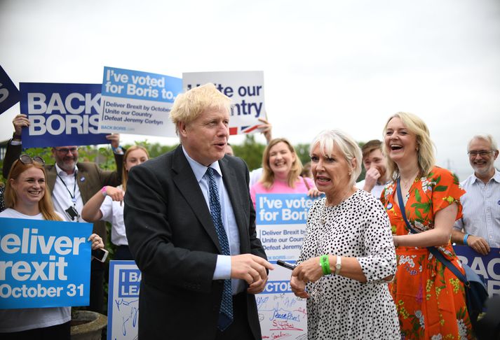 Nadine Dorries sést hér fyrir miðju ásamt Boris Johnson, sitjandi forsætisráðherra Breta.