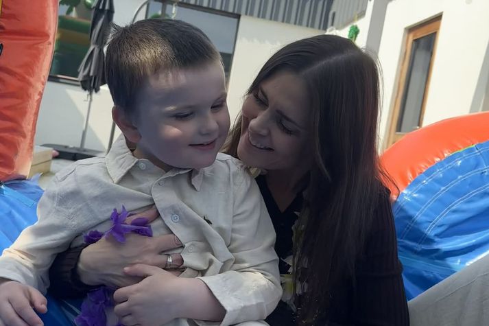 Vigdís með syni sínum, Jóni. Hún vonar að skólinn muni stækka ár frá ári. 