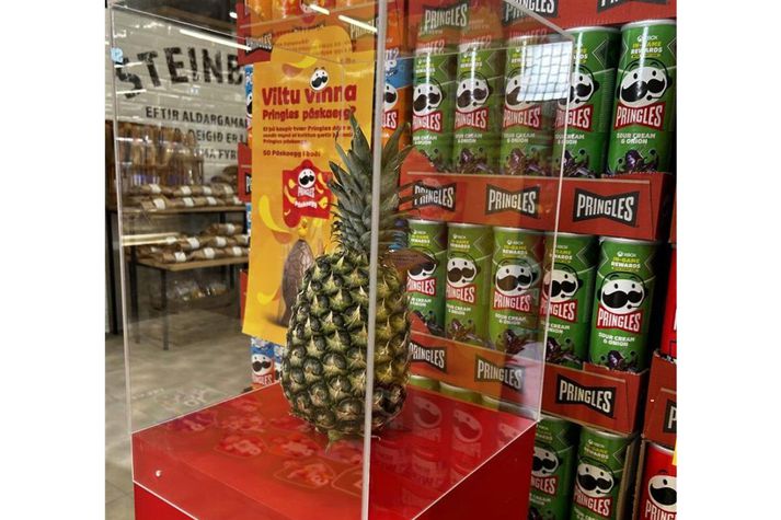 Búið var að skipta Pringles páskaeggi út fyrir ananas.