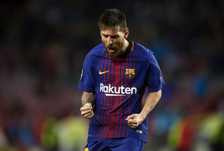 Lionel Messi fagnar tímamótamarki sínu í gær.