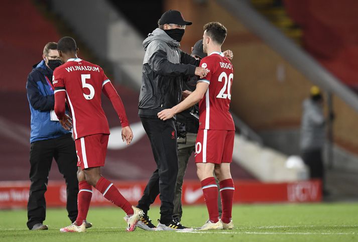 Klopp faðmar Jota að leik loknum.