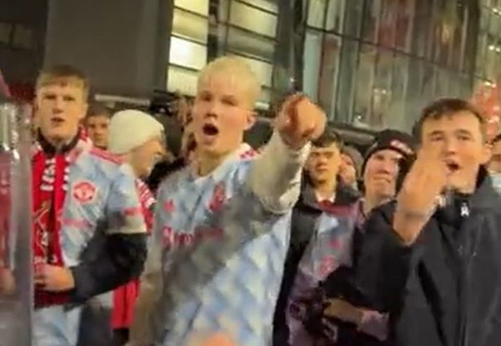 Birkir Snær lætur stuðningsmenn Liverpool heyra það á móti í orðastríði stuðningsmanna eftir leikinn.