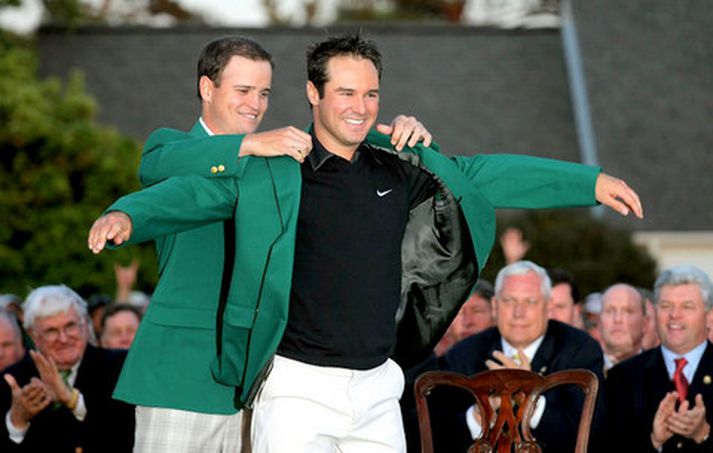 Zach Johnson klæðir Trevor Immelman í græna jakkann.