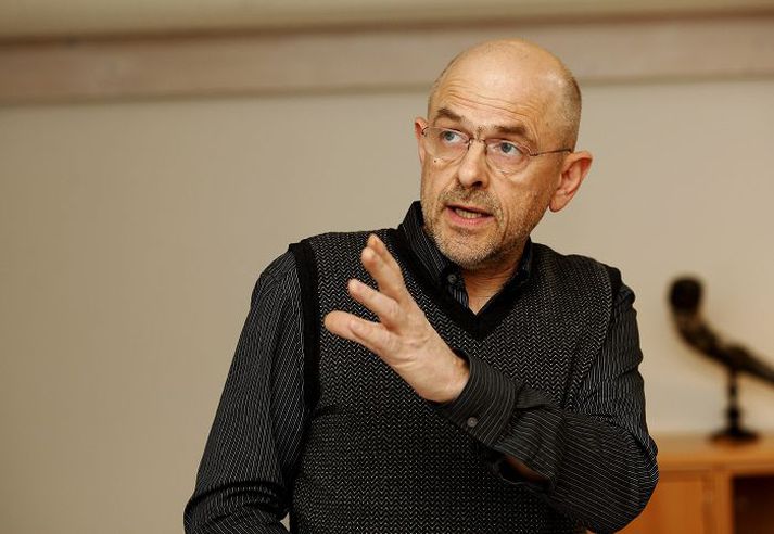 Guðmundur Ragnarsson, formaður VM, segir að laun félagsmanna hafi ekki hækkað frá hruni. Hann hafnar miðstýringu Samtaka atvinnulífsins.